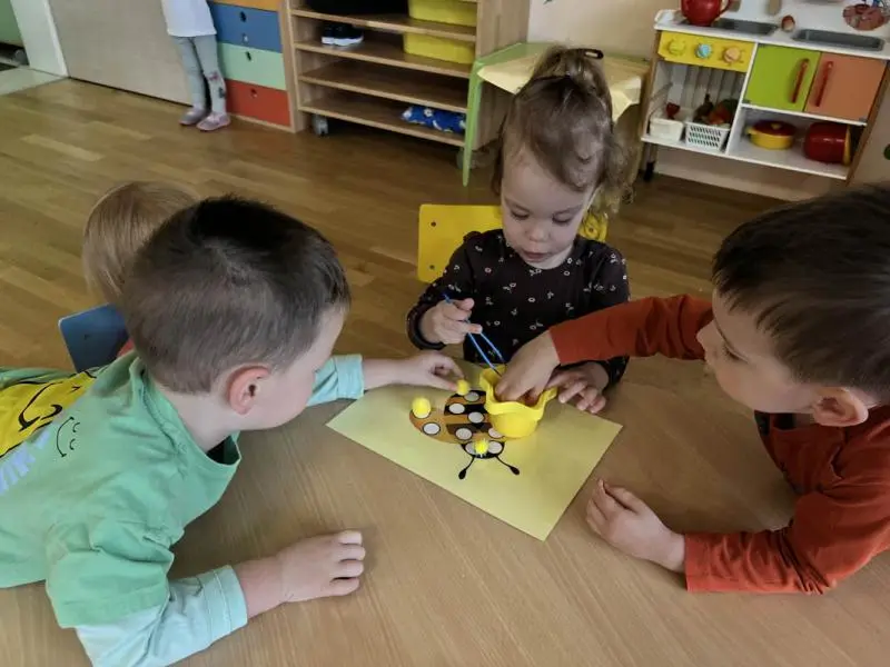 "Leti pčela malena"