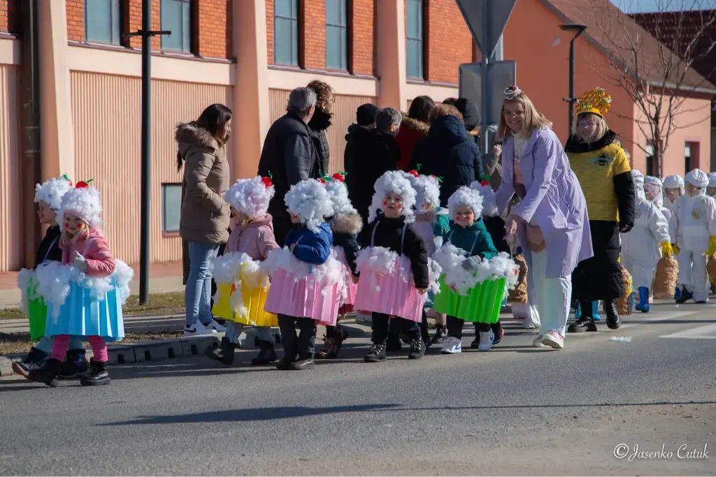 Pokladna povorka u Otoku