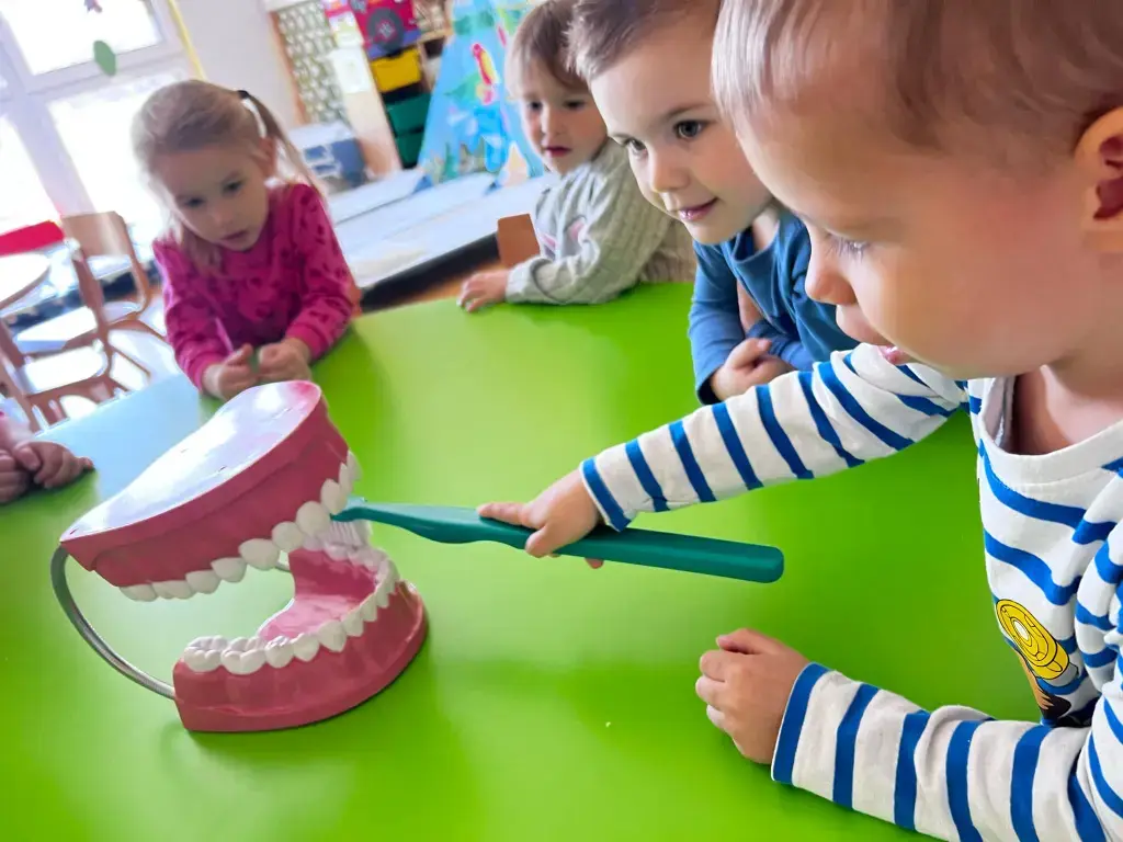 “Kruži mala četkica, preko bijelih zubića”