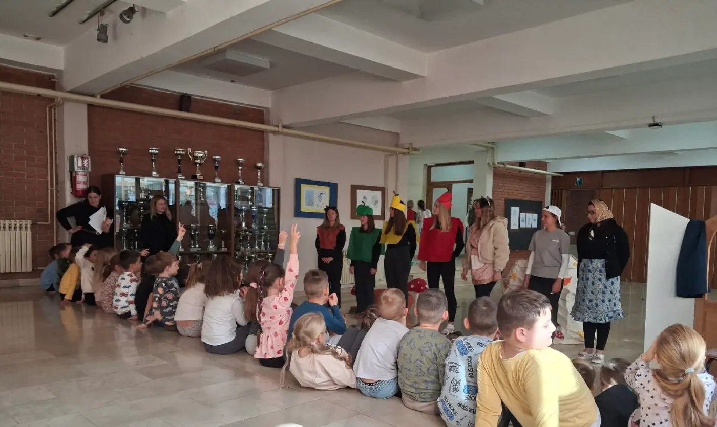 Tri jabuke s bakinog ormara